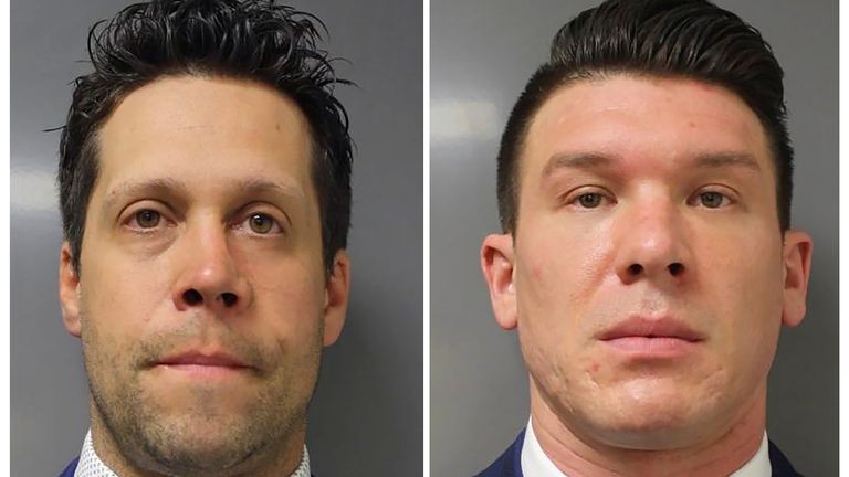 Les agents de police de Buffalo Aaron Torgalski, 39 ans, (L) et Robert McCabe, 32 ans, qui ont été mis en accusation pour crime d'agression