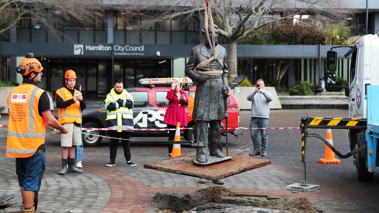 Les travailleurs retirent une statue controversée du capitaine John Hamilton de Civic Square à Hamilton, Nouvelle-Zélande