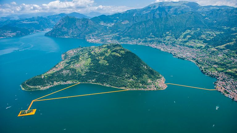 Vue aérienne Vue d'installation de & # 39; The Floating Piers & # 39; réalisé par l'artiste Christo Vladimirov Yavachev et Jeanne-Claude Denat de Guillebon