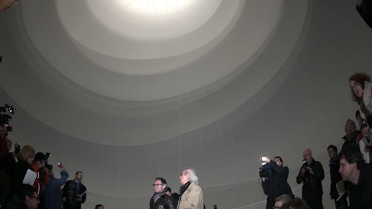 L'artiste d'origine bulgare Christo (R), connu pour son art environnemental à grande échelle, et son photographe Wolfgang Volz dirigent les journalistes à travers son Big Air Package, son dernier travail dans une ancienne installation de stockage de gaz appelée Gasometer le 15 mars 2013 à Oberhausen , Allemagne. La pièce est fabriquée à partir de 5,3 tonnes de matériau translucide couvrant 20 350 mètres carrés et façonnée avec 4 500 mètres de câble, et remplit l'intérieur de l'installation. L'installation sera ouverte 