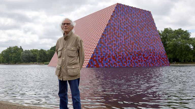 L'artiste bulgare Christo Vladimirov Javacheff, mieux connu sous le nom de `` Christo '', pose pour une photo alors qu'il dévoile son œuvre d'art, `` The Mastaba '' sur le lac Serpentine à Hyde Park à Londres le 18 juin 2018. - Le premier travail extérieur de Christo au Royaume-Uni est une installation de 20 mètres de haut composée de plus de 7000 barils colorés empilés horizontalement sur une plate-forme flottante. (Photo de NIKLAS HALLE & # 39; N / AFP) 