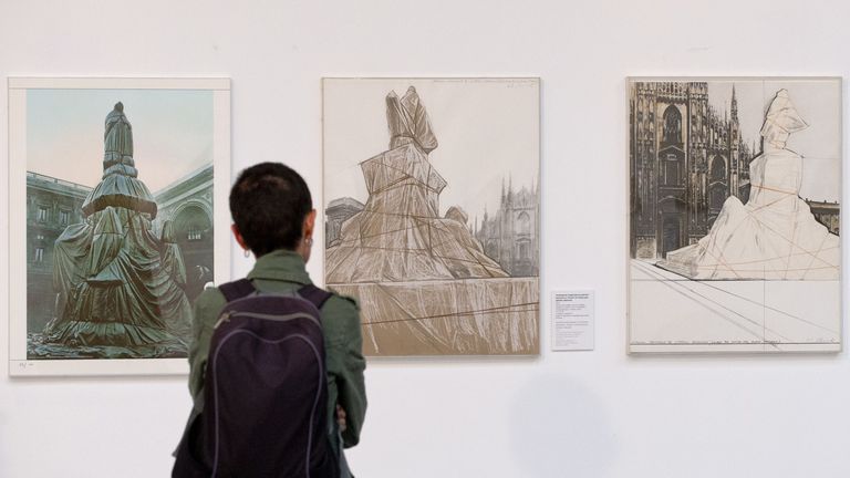Une photo prise le 11 septembre 2015 montre un visiteur à l'ouverture d'une exposition consacrée à l'artiste d'origine bulgare Christo à Sofia. La toute première exposition de l'artiste d'avant-garde Christo dans sa Bulgarie natale a ouvert ses portes à Sofia le 14 septembre, donnant un aperçu rare de ses spectaculaires projets d'emballage. Christo, 80 ans, n'est pas revenu en Bulgarie depuis son émigration lors du communisme en 1958 et son installation à New York en 1964 avec sa femme et collaboratrice Jeanne-Claude, décédée en 2009.