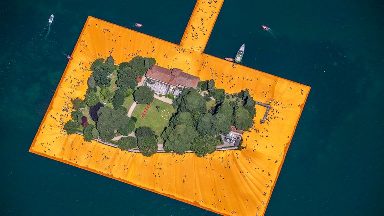 Vue aérienne Vue d'installation de & # 39; The Floating Piers & # 39; réalisé par l'artiste Christo Vladimirov Yavachev et Jeanne-Claude Denat de Guillebon en Italie
