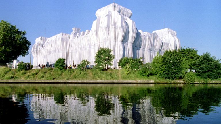 Le Reichstag allemand qui avait été enveloppé par l'artiste conceptuel Christo avec un tissu argenté
