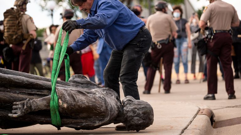 Une statue de Christophe Colomb, qui a été renversé au sol par des manifestants à St Paul, Minnesota
