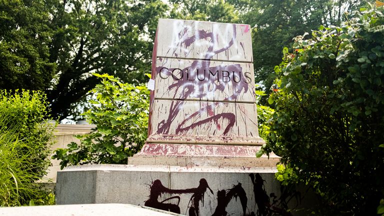 Le socle d'une statue de Christophe Colomb dégradé avec de la peinture de protestations en cours à Byrd Park, Richmond, Virginie