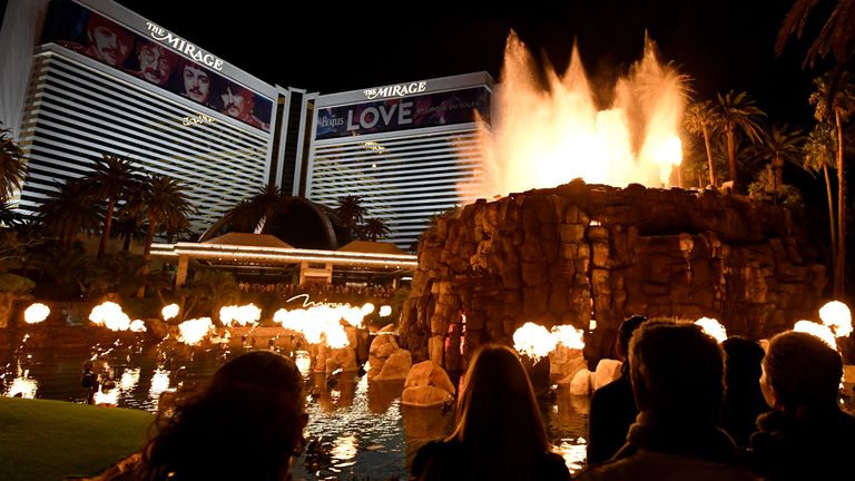 LAS VEGAS, NEVADA - 14 mars: l'enveloppe du bâtiment pour le spectacle «The Beatles LOVE by Cirque du Soleil» est présentée à l'extérieur du Mirage Hotel & Casino alors que les visiteurs regardent l'attraction volcanique de la station alors que le coronavirus continue de se propager aux États-Unis.