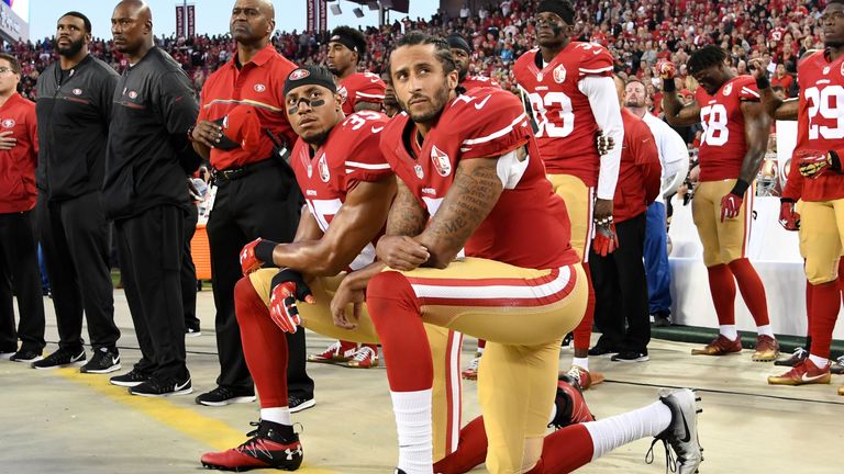 Colin Kaepernick (avant) avec son coéquipier Eric Reid à genoux pour protester en septembre 2016