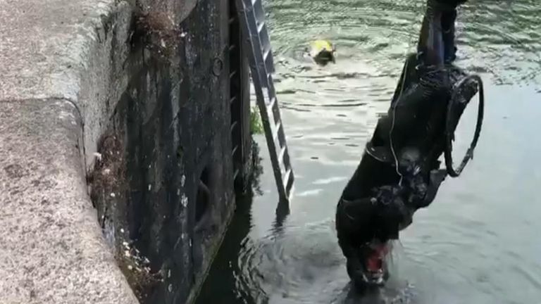 La statue de Colston est récupérée du port de Bristol 