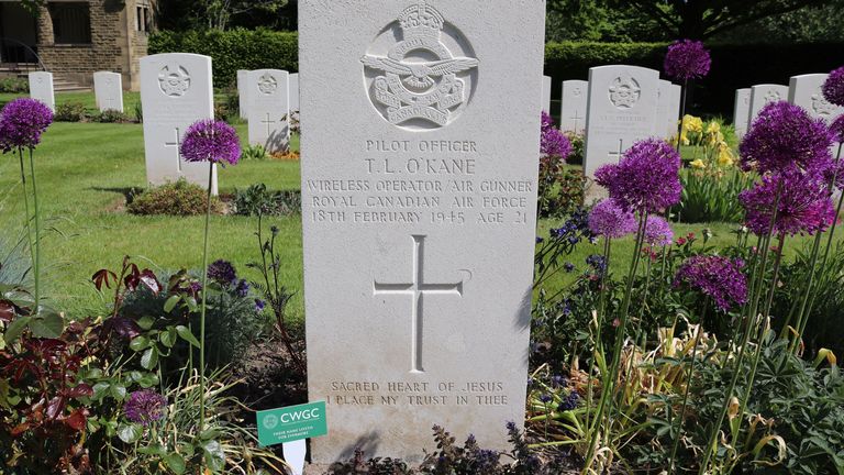 Commission des sépultures de guerre du Commonwealth du marqueur hommage en place sur une tombe. 