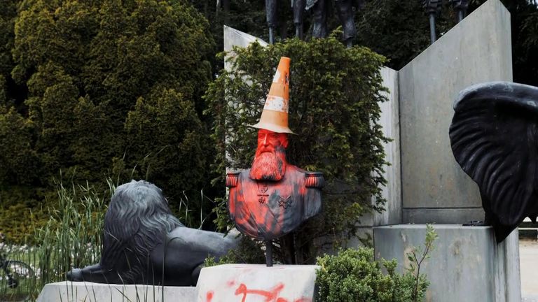 Ce buste défiguré de Léopold 11 se trouve dans le parc du musée qu'il a construit pour abriter une partie de son pillage au Congo