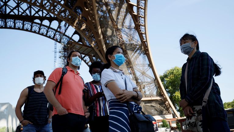 Les visiteurs portant des masques de protection font la queue en attendant la réouverture partielle de la Tour Eiffel le 25 juin 2020, à Paris, alors que la France assouplit les mesures de verrouillage prises pour freiner la propagation du COVID-19 causée par le nouveau coronavirus.  - Les touristes et Parisiens pourront à nouveau admirer la vue sur la capitale française depuis la Tour Eiffel après une fermeture de trois mois en raison du coronavirus - mais seulement s'ils prennent les escaliers.  (Photo par Thomas SAMSON / AFP) (Photo par THOMAS SAMSON / AFP via Getty I