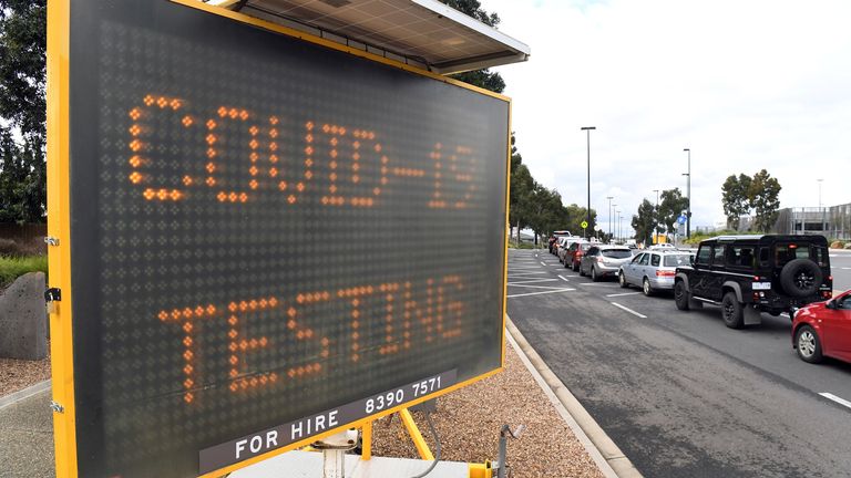 Une file d'attente de voitures sur un site d'essai de COVID-19 à Melbourne