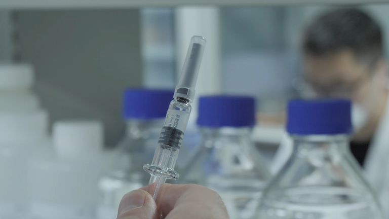 Un travailleur est titulaire d'une seringue à Sinovac, une société de biotechnologie basée à Pékin, où des travaux sont en cours pour créer un vaccin contre le coronavirus