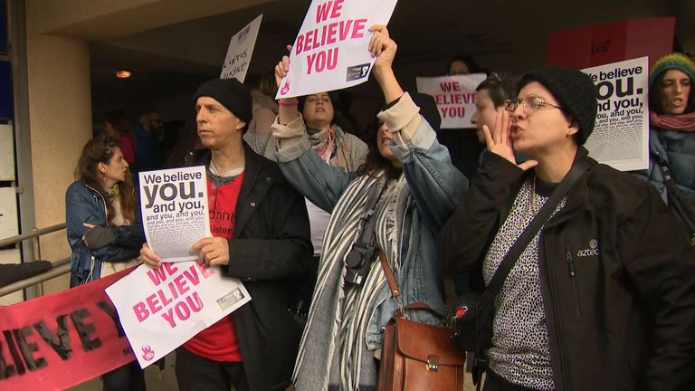 Des manifestants soutiennent la femme à l'extérieur du tribunal
