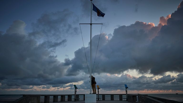 Adrian Cox, un expatrié britannique et conseiller d'Arromaches, lève le drapeau de la Normandy Veterans Association à l'aube pour commémorer le 76e anniversaire du débarquement à l'aube sur Gold Beach le 06 juin 2020 à Arromanches-les-Bains, France . En raison des restrictions de voyage de Covid-19, c'est la première fois en 75 ans que les anciens combattants n'ont pas pu assister à l'anniversaire. (Photo de Kiran Ridley / Getty Images)
