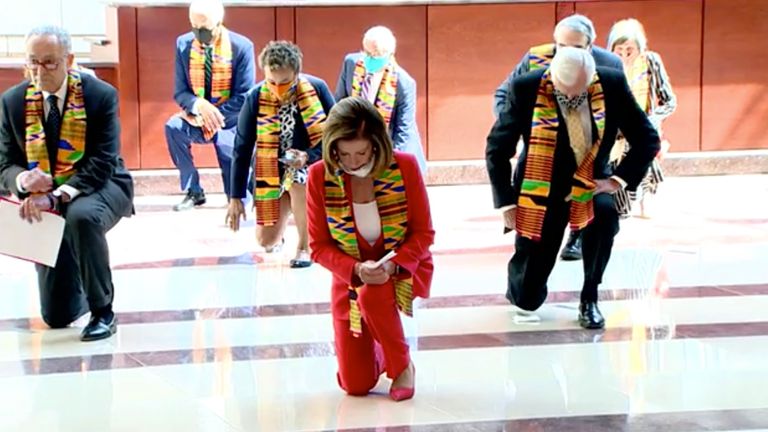 Nancy Pelosi, au centre, a lu les noms des personnes tuées en garde à vue