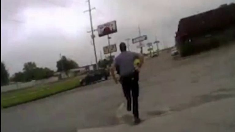 Derrick Scott a été poursuivi par des policiers après s'être enfui d'eux en essayant de l'arrêter