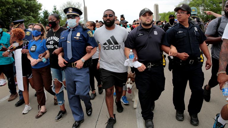 Les manifestants ont marché bras dessus bras dessous avec la police à Detroit, Michigan