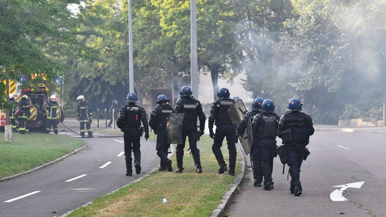 Les gendarmes marchent dans une rue du quartier de Gresilles à Dijon, dans l'est de la France, le 15 juin 2020, alors que de nouvelles tensions éclataient dans la ville après avoir été secouée par un week-end de troubles imputé aux Tchétchènes cherchant à se venger d'une agression sur un adolescent. - Des sources policières ont déclaré que les troubles avaient été déclenchés par une attaque contre un membre de la communauté tchétchène de 16 ans le 10 juin. Des membres de la diaspora tchétchène se sont ensuite lancés dans de soi-disant raids punitifs visant à venger l'agression, ont-ils déclaré. Après trois nig successifs
