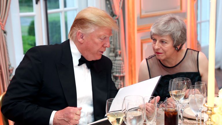 Donald Trump discute avec Theresa May pendant le dîner à Winfield House