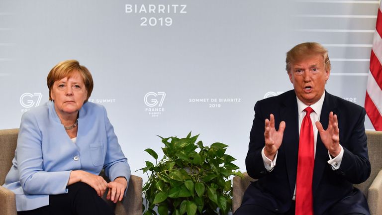 La chancelière allemande Angela Merkel (L) et le président américain Donald Trump s'expriment lors d'une réunion bilatérale à Biarritz, dans le sud-ouest de la France, le 26 août 2019, le troisième jour du sommet annuel du G7.  (Photo de Nicholas Kamm / AFP) (Le crédit photo doit se lire NICHOLAS KAMM / AFP / Getty Images)