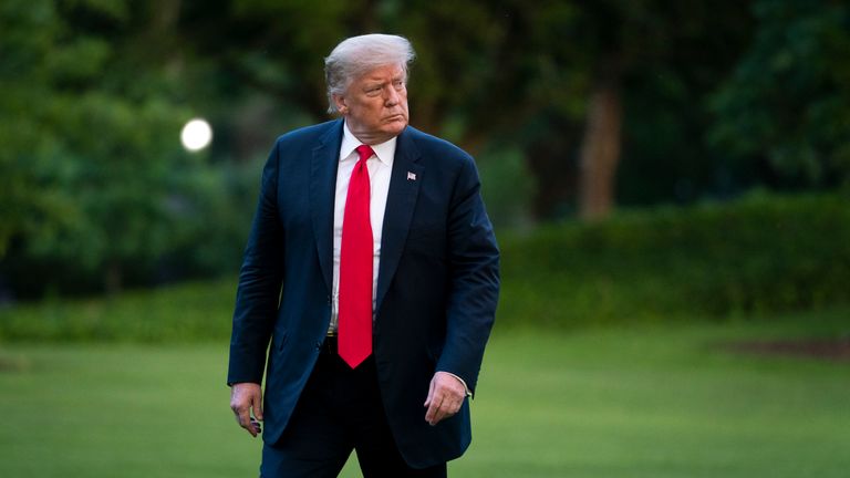 Donald Trump se rend à la résidence de la Maison Blanche après avoir quitté Marine One
