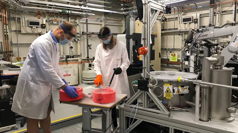 Les chercheurs recherchent 12 000 composés dans l'espoir d'accélérer la recherche d'un vaccin