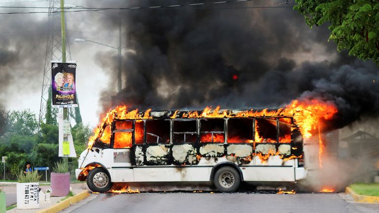 Un bus en feu photographié après une bagarre entre la police mexicaine et le cartel de Sinaloa