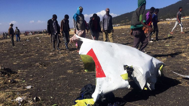 Une partie de l'épave sur les lieux de l'accident d'Ethiopian Airlines