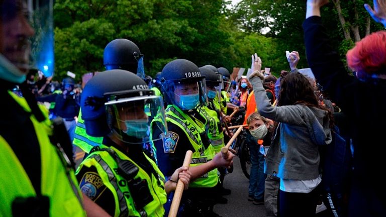 Des manifestants affrontent la police lors d'une manifestation pacifique à Boston