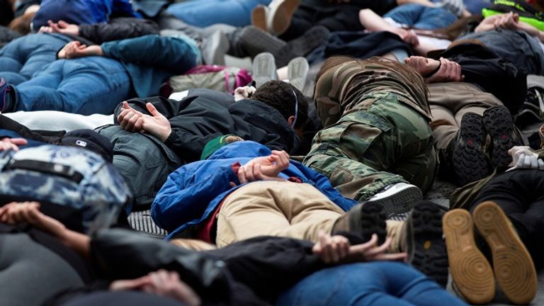 Des manifestants de Seattle gisaient sur le sol pour imiter la position de M. Floyd à sa mort
