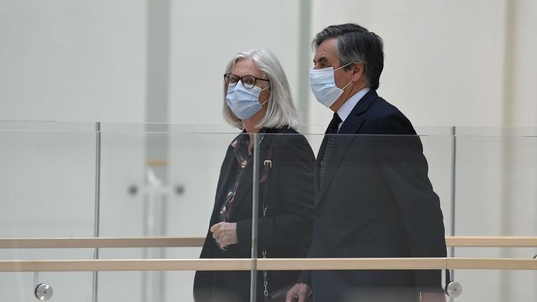L'ancien Premier ministre français François Fillon (L) et son épouse Penelope Fillon (C) arrivent à la cour