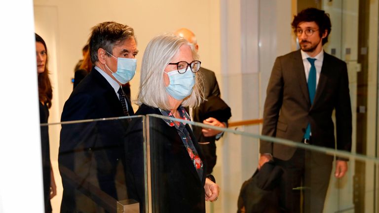 François Fillon (L) et son épouse Penelope Fillon arrivent au tribunal avant leur condamnation pour fraude