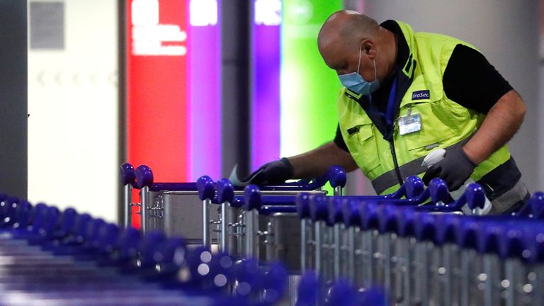 Nettoyage des chariots à l'aéroport de Francfort
