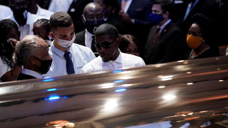 Le fils de George Floyd, Quincy Mason Floyd, devant le cercueil de son père
