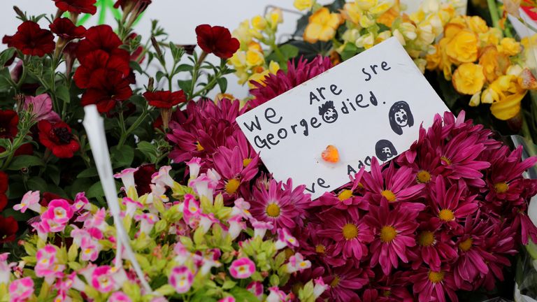 Des messages et des fleurs ont été laissés près du lieu de la mort de M. Floyd