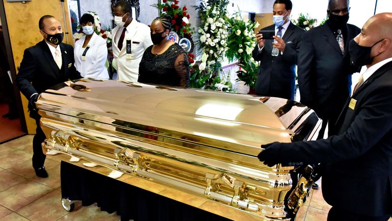 Le cercueil de George Floyd a été montré au public à Raeford avant un mémorial familial privé et avant ses funérailles à Houston la semaine prochaine