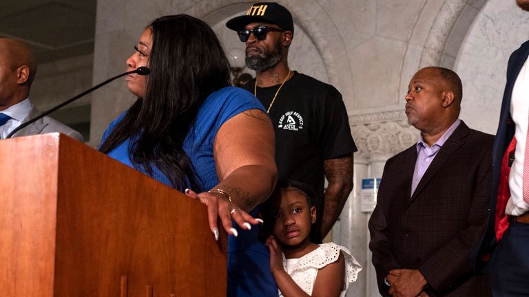 MINNEAPOLIS, MN - 2 juin: Roxie Washington, la mère de la fille de George Floyd Gianna Floyd, prend la parole lors d'une conférence de presse le 2 juin 2020 à Minneapolis, Minnesota. Washington a été rejointe par sa fille et ami de Floyd, l'ancien joueur de la NBA Stephen Jackson, parlant de l'impact de sa mort sur leur famille. (Photo de Stephen Maturen / Getty Images)