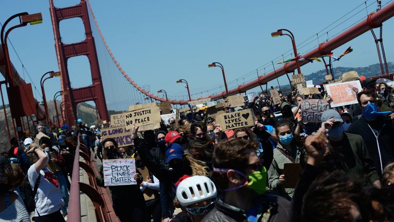 Des milliers de manifestants ont traversé le Golden Gate Bridge de San Franciso, bloquant les automobilistes qui ont klaxonné à l'appui