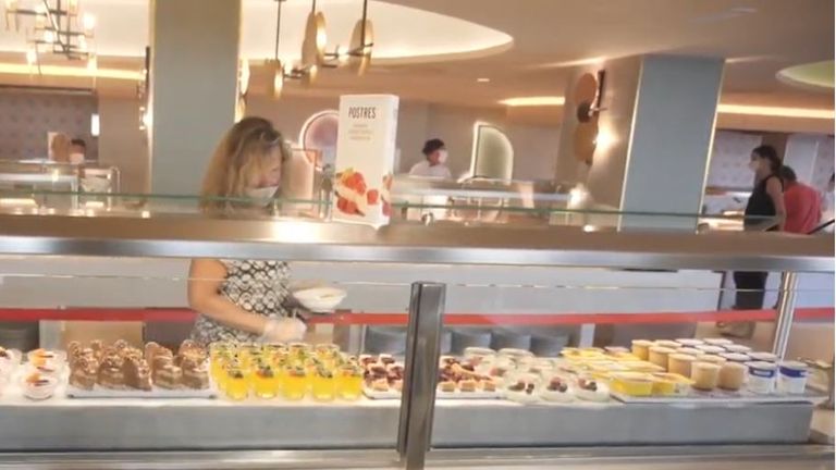 Les vacanciers doivent porter des gants en plastique au buffet