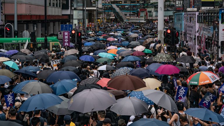 Des centaines de manifestants qui ont violé les restrictions de verrouillage des coronavirus pour condamner publiquement les nouvelles propositions de sécurité.