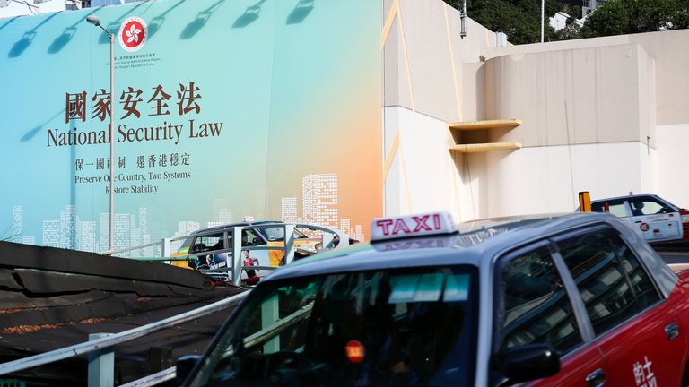 De grandes publicités gouvernementales promouvant la loi sur la sécurité nationale ont été placées autour de Hong Kong