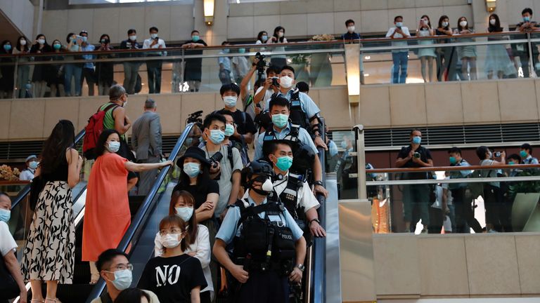 Des policiers anti-émeute ont été déployés dans un centre commercial haut de gamme à Hong Kong alors que des manifestants pacifiques pro-démocratie effectuaient une minute de silence
