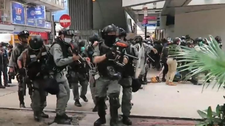 Des policiers et des militants s'affrontent à Hong Kong au milieu des protestations contre le projet de loi sur la sécurité