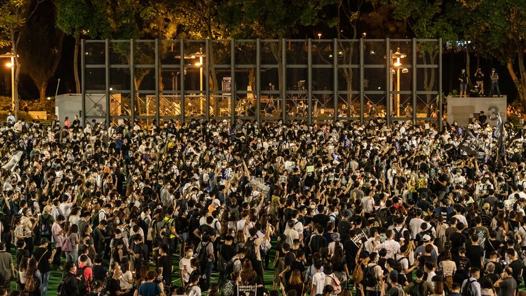 HONG KONG, CHINE - 4 juin: les participants tiennent des bougies alors qu'ils participent à une veillée commémorative dans le parc Victoria le 4 juin 2020 à Hong Kong, Chine. Traditionnellement, la veillée commémorative annuelle a lieu au parc Victoria pour marquer le massacre de 1989 sur la place Tiananmen a été interdit en raison de la restriction de la distanciation sociale Covid 19 (Photo par Anthony Kwan / Getty Images)