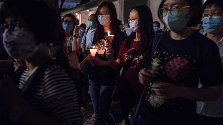 Les gens partent après avoir assisté à une messe à Hong Kong pour marquer le 31e anniversaire de la répression de 1989 à Tiananmen à Pékin