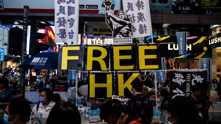 Un affichage montrant la déesse de la démocratie et un lettrage qui se lit & # 39; Free HK & # 39; est vu un décrochage près de Victoria Park