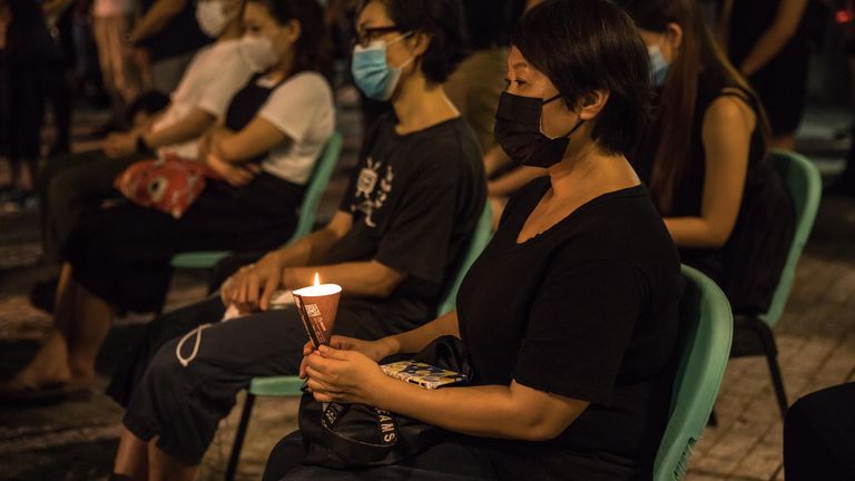 Les gens assistent à une messe devant une église à Hong Kong 