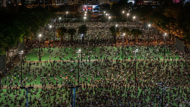 Des milliers de participants se sont réunis à Victoria Park, Hong Kong
